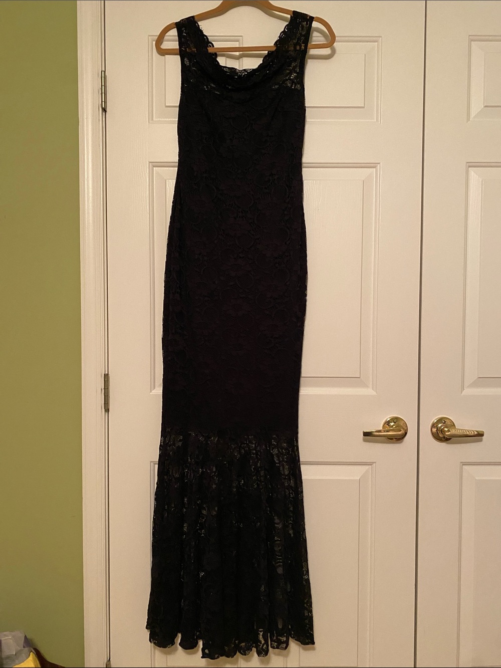 Black Lace Stretchy Mermaid Evening Dress - size Medium